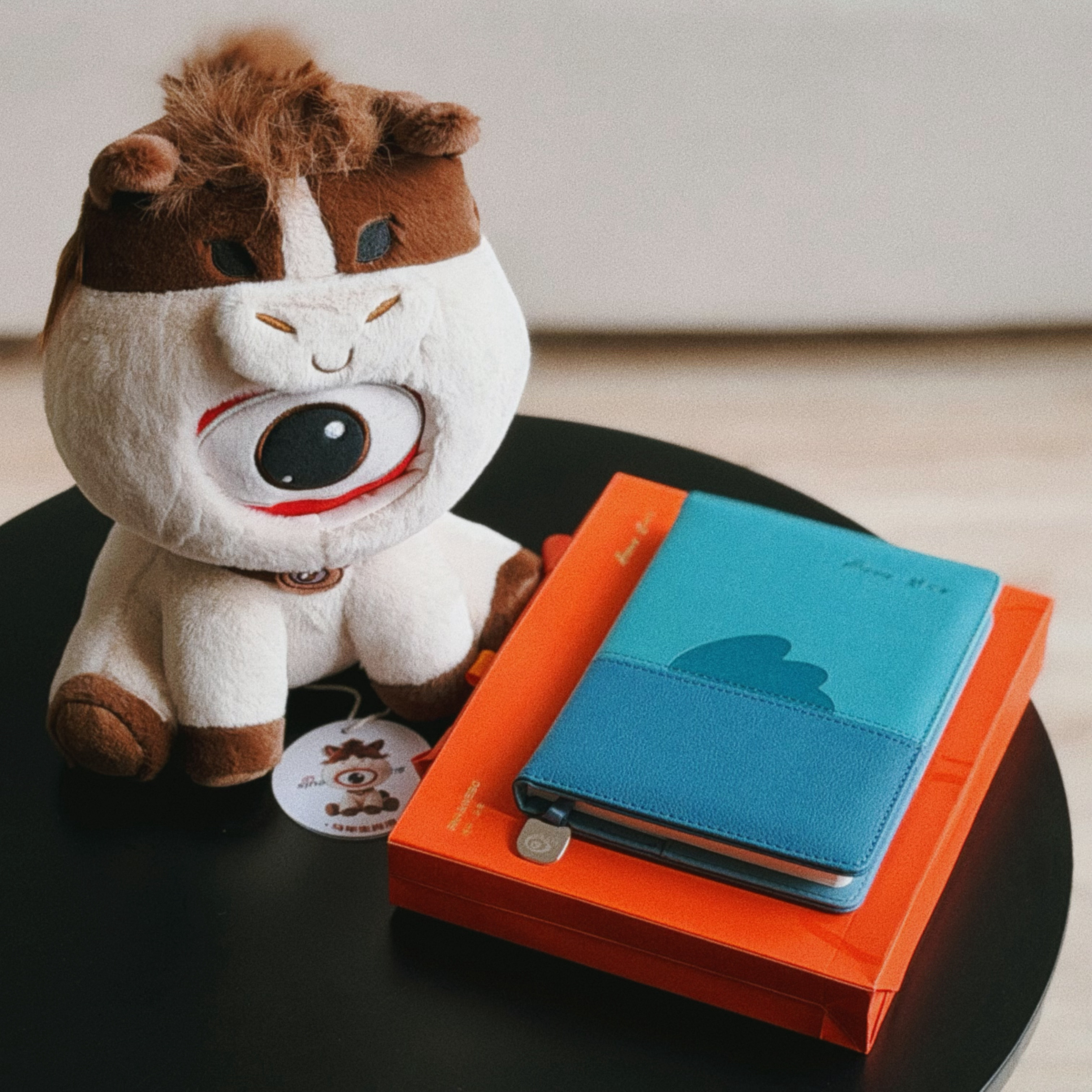 微博“大眼仔”换上马年新装，@ 微博时尚 🐎又到了腊梅花的季节，评论区抽三位小