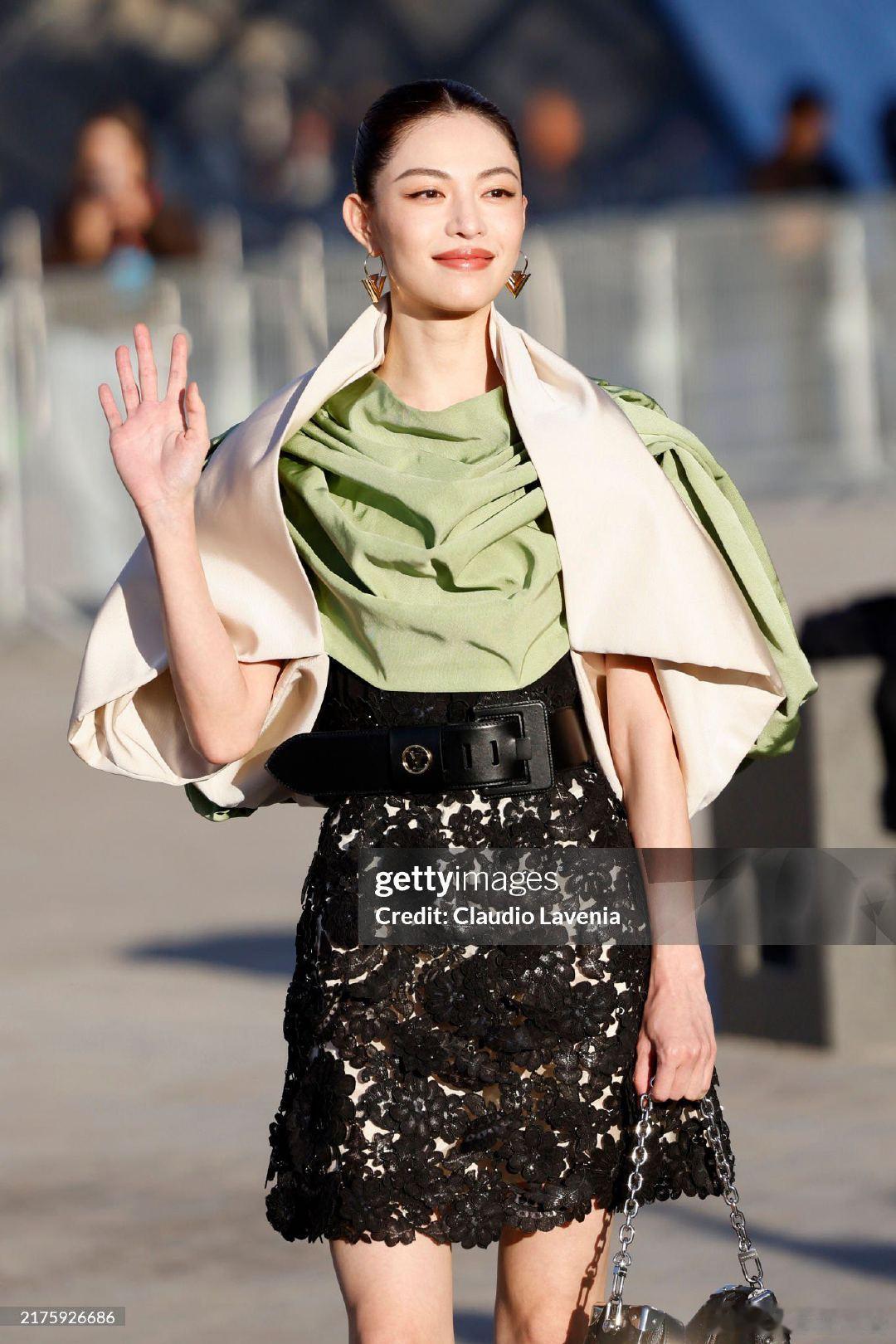 #钟楚曦贴头皮造型的神# 一直知道钟楚曦时尚感很棒，没想到贴头皮造型也不在话下，