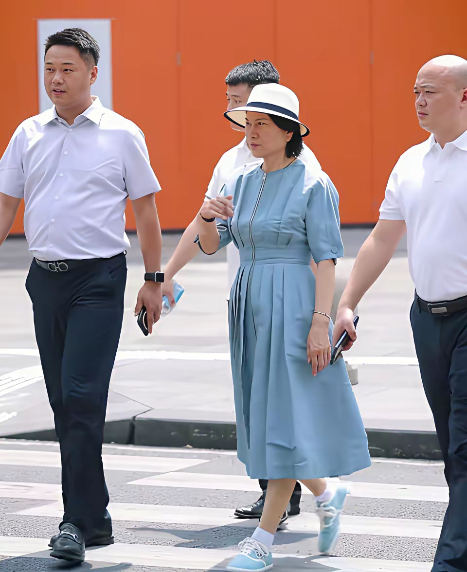 格力董明珠漫步成都街头，一点不像71岁。 