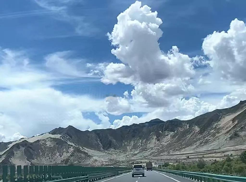 老屋依然，草木依然，门上的一把老锁已经被雨雪风霜锈成了沉封。每一打开老锁犹如打开