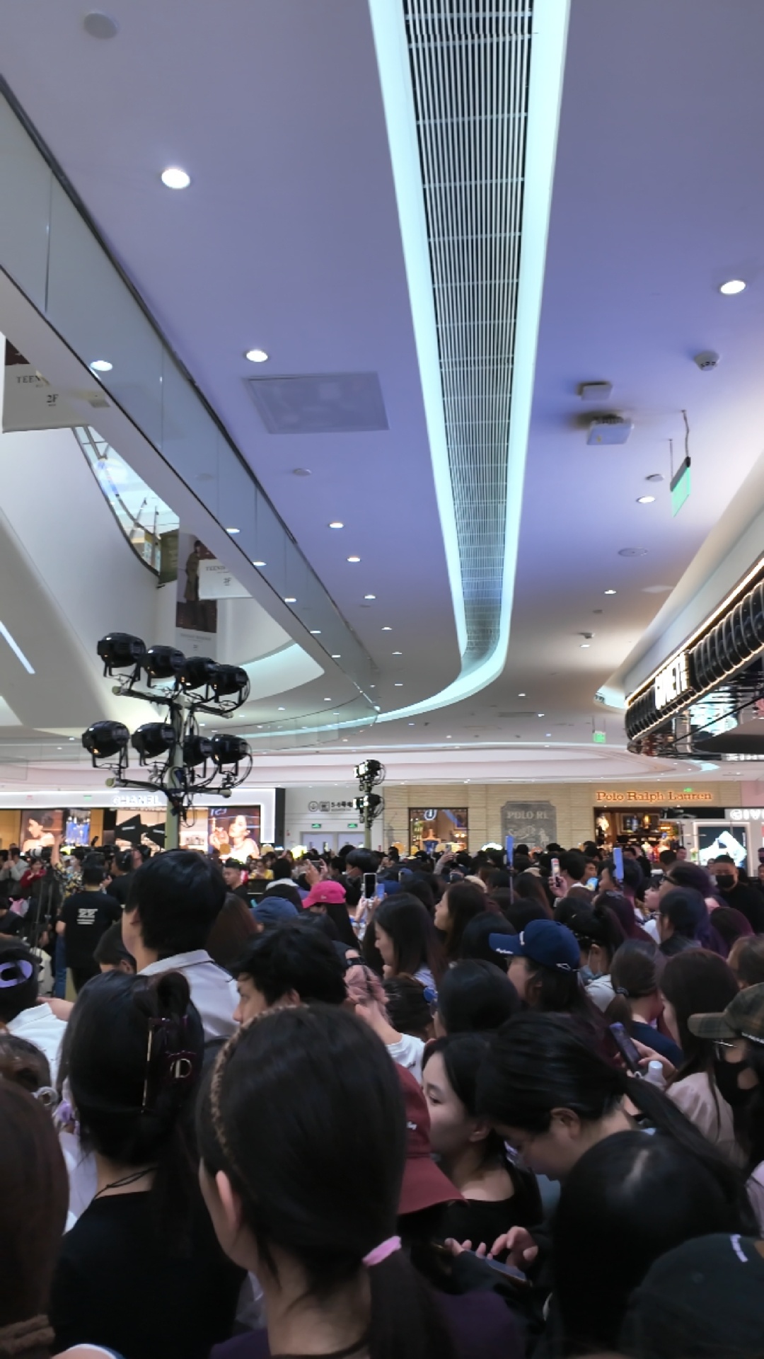 今日合生汇现场人 从 众归来依旧顶流赵露思 ​​​