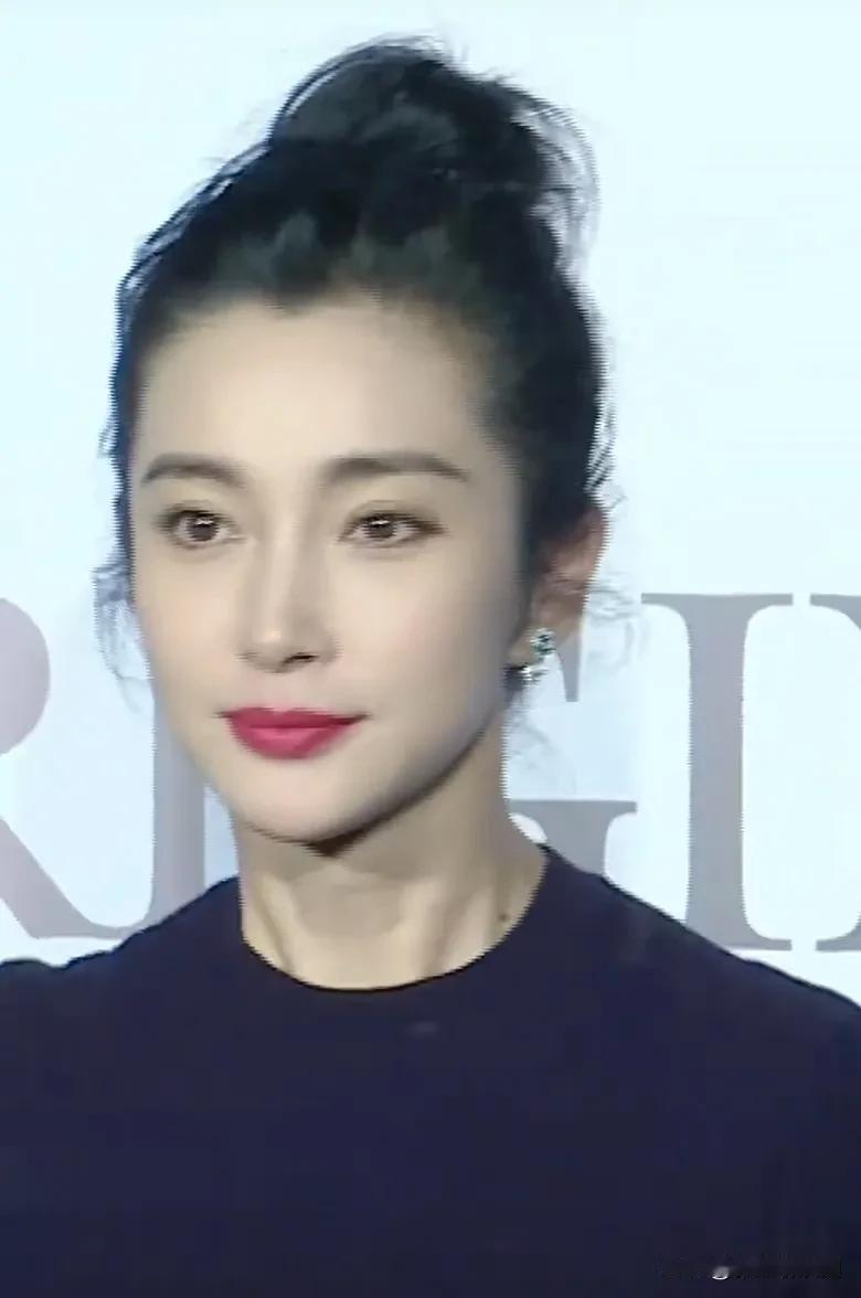 51岁的李冰冰近日出现某活动现场，颜值依旧靓丽年轻，丝毫看不出她的实际年龄。很多