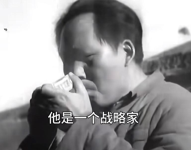 他穿补丁衣，点根土烟，没喊一句口号，全网疯了。
火柴一划，烟雾一升，梯田在背后静