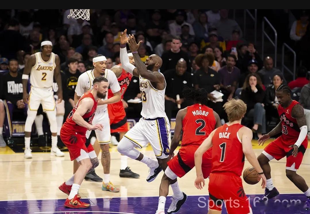 东契奇25+7湖人胜猛龙止连败 勒布朗24+7艾顿25+13湖人vs猛龙篮球nb