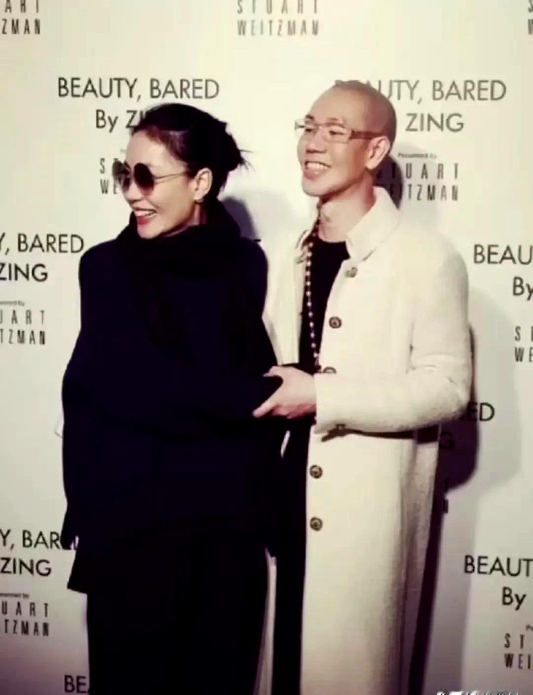 说起王菲那些年惊艳众人的妆容，你第一个想到的是不是晒伤妆？
说实话，这标志性的造