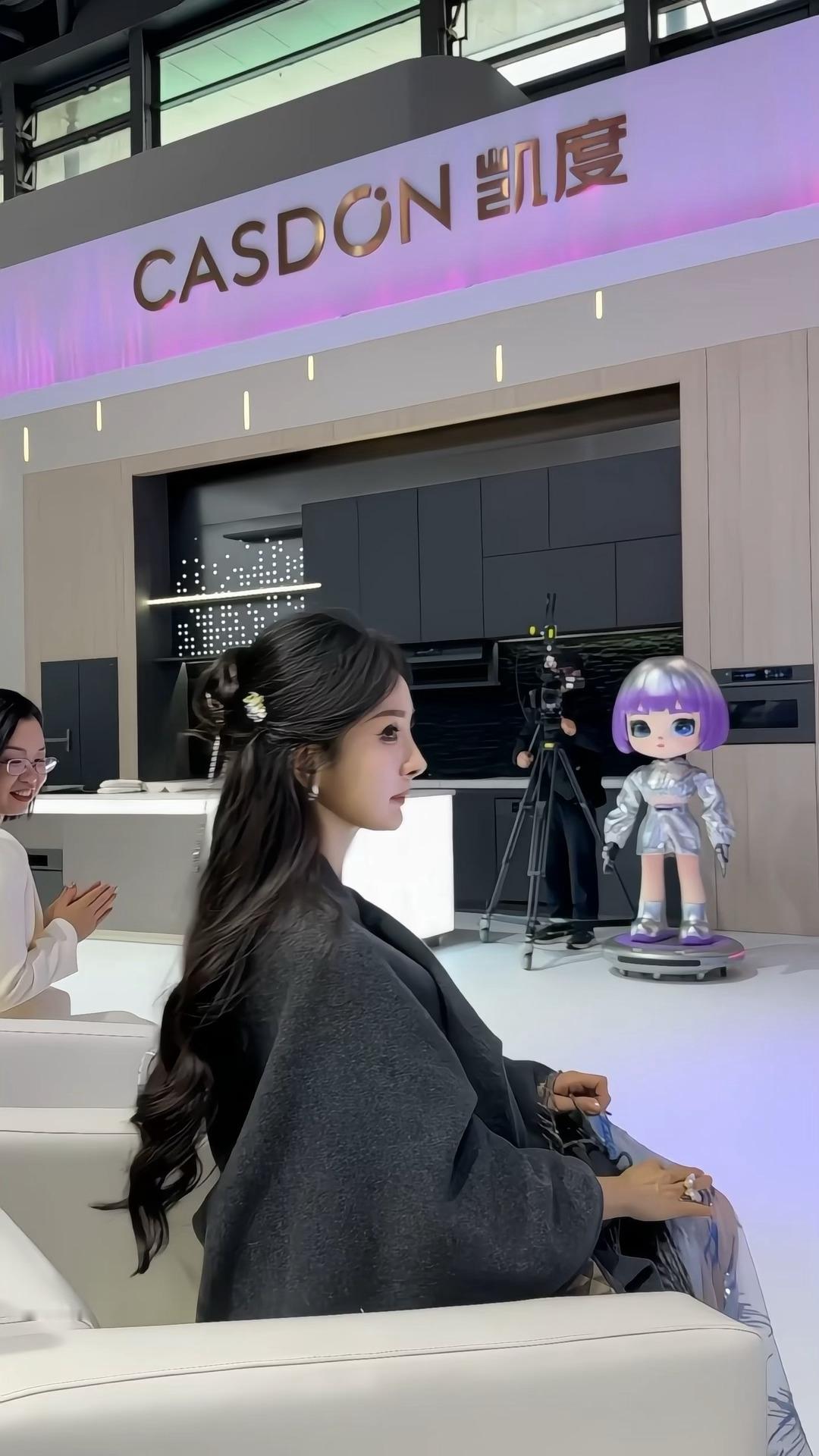 杨幂 好美好美的侧颜，小幂治愈我的周二吧