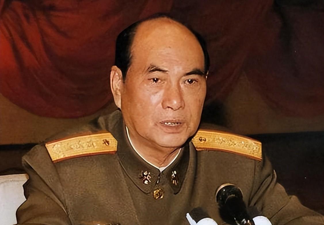 1989年，时任广州军区司令的张万年将军在夜间值班时想抽烟，发现烟抽完了，便叫来