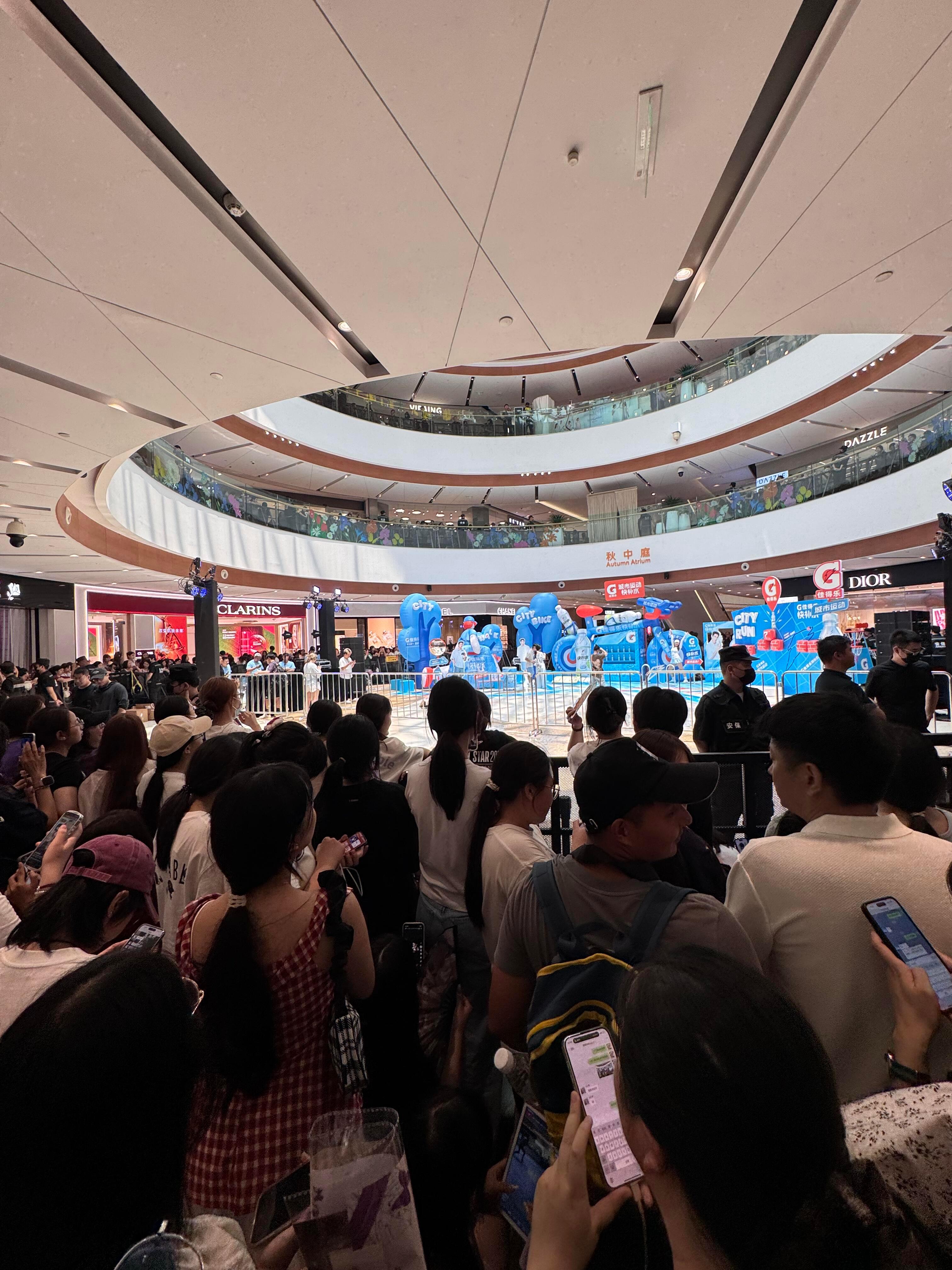 王鹤棣成都大悦城活动，好多人啊 ​​​