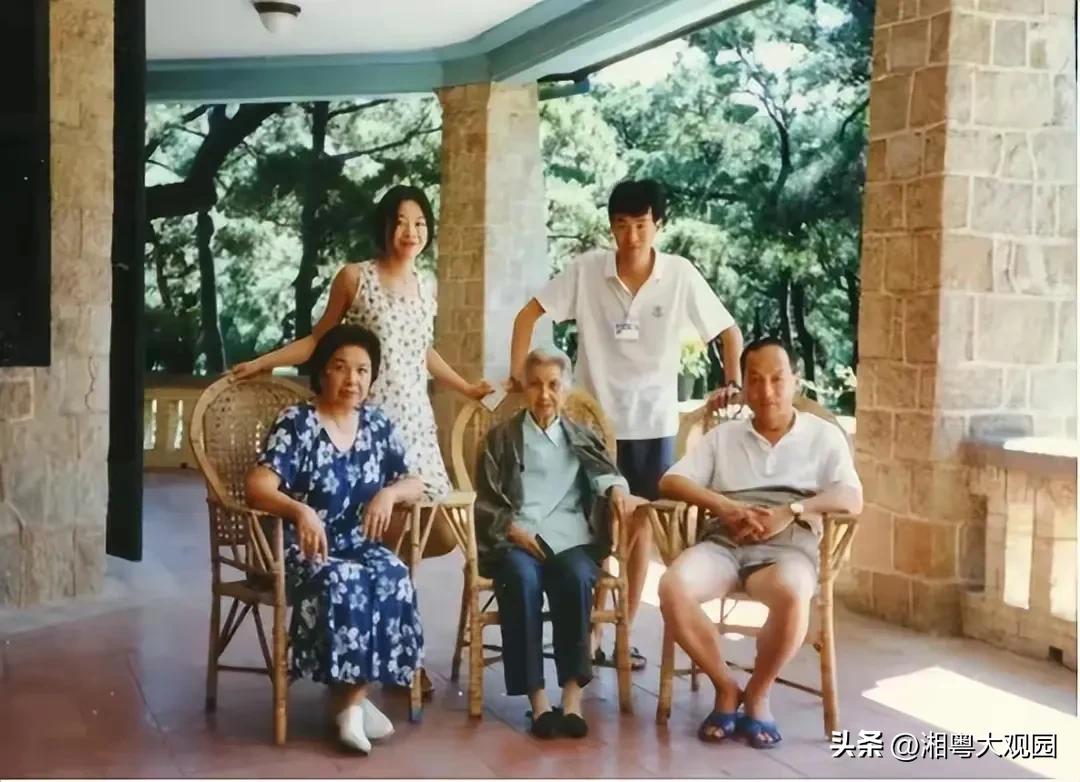 1998年4月4日，是曾志87岁生日。她似乎知道这是自己最后一次过生日了，就早早