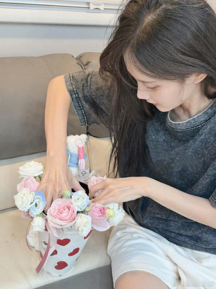 李一桐分享立秋的第一束奶茶花李一桐立秋五宫格 李一桐分享立秋小美好啦！照片里的奶