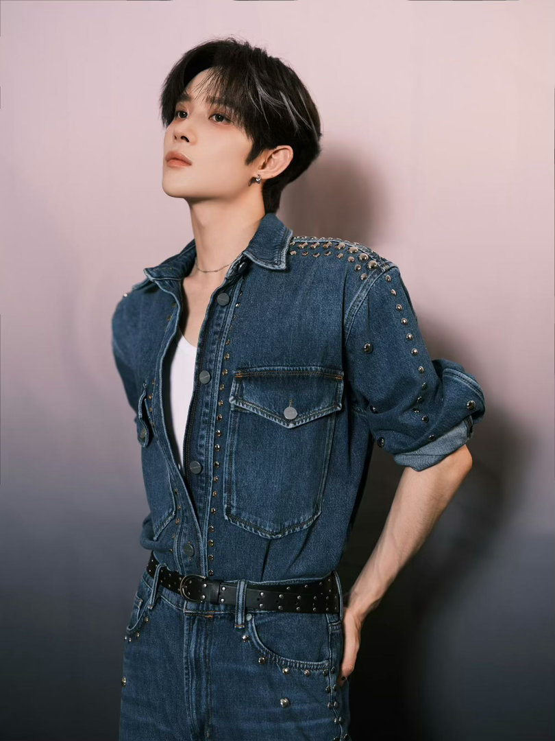 井胧被吴彦祖摸腹肌风华合伙人 井胧平时看着嘻嘻哈哈，结果衣服一撩，腹肌线条还挺清