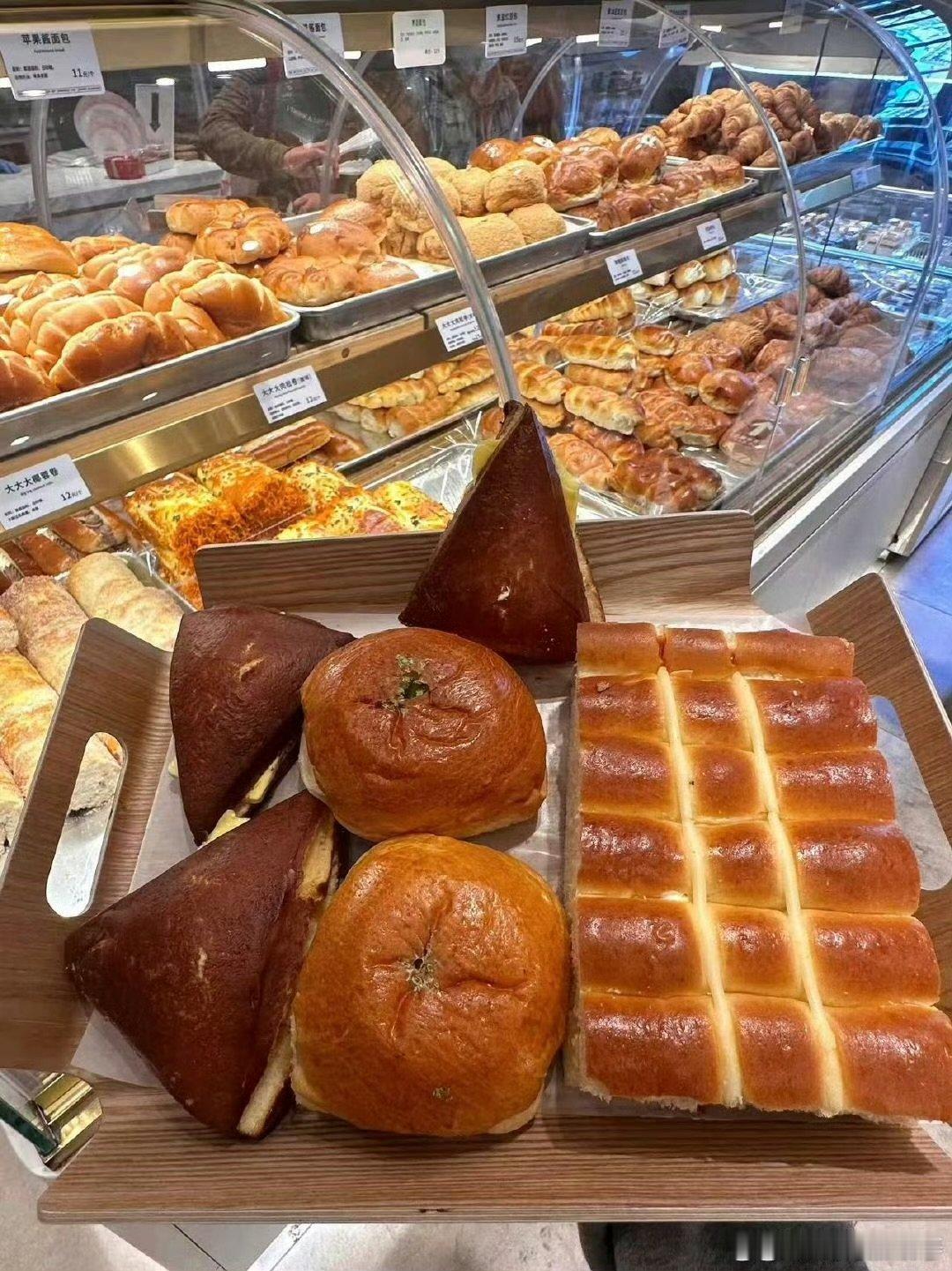 李佳琦误食过期面包火出圈李佳琦带火面包品牌回应暂时下架这般特殊的出圈途径实在少见