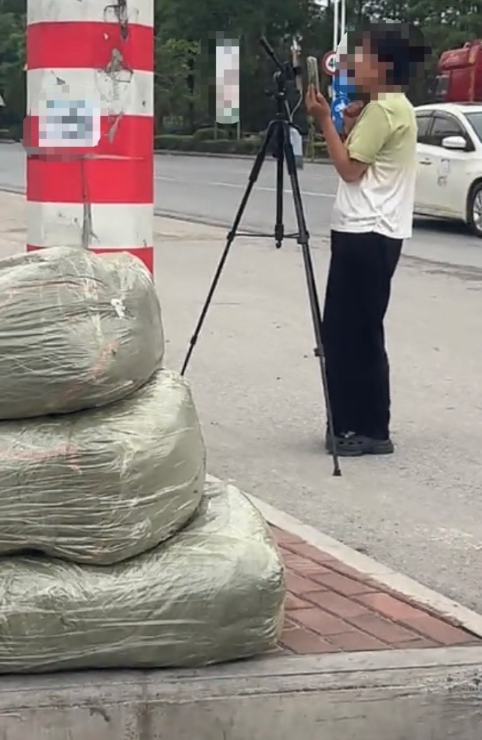 【玉林一女子站到马路上去直播】4月23日，网友爆料称：玉林市某地的一个红绿灯路口