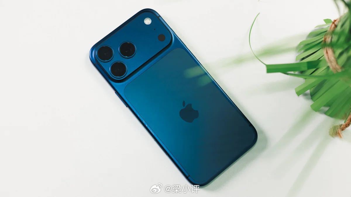 iPhone17上市一年还这么火想当初去年发布的时候，网上有不少吐槽丑什么的，但