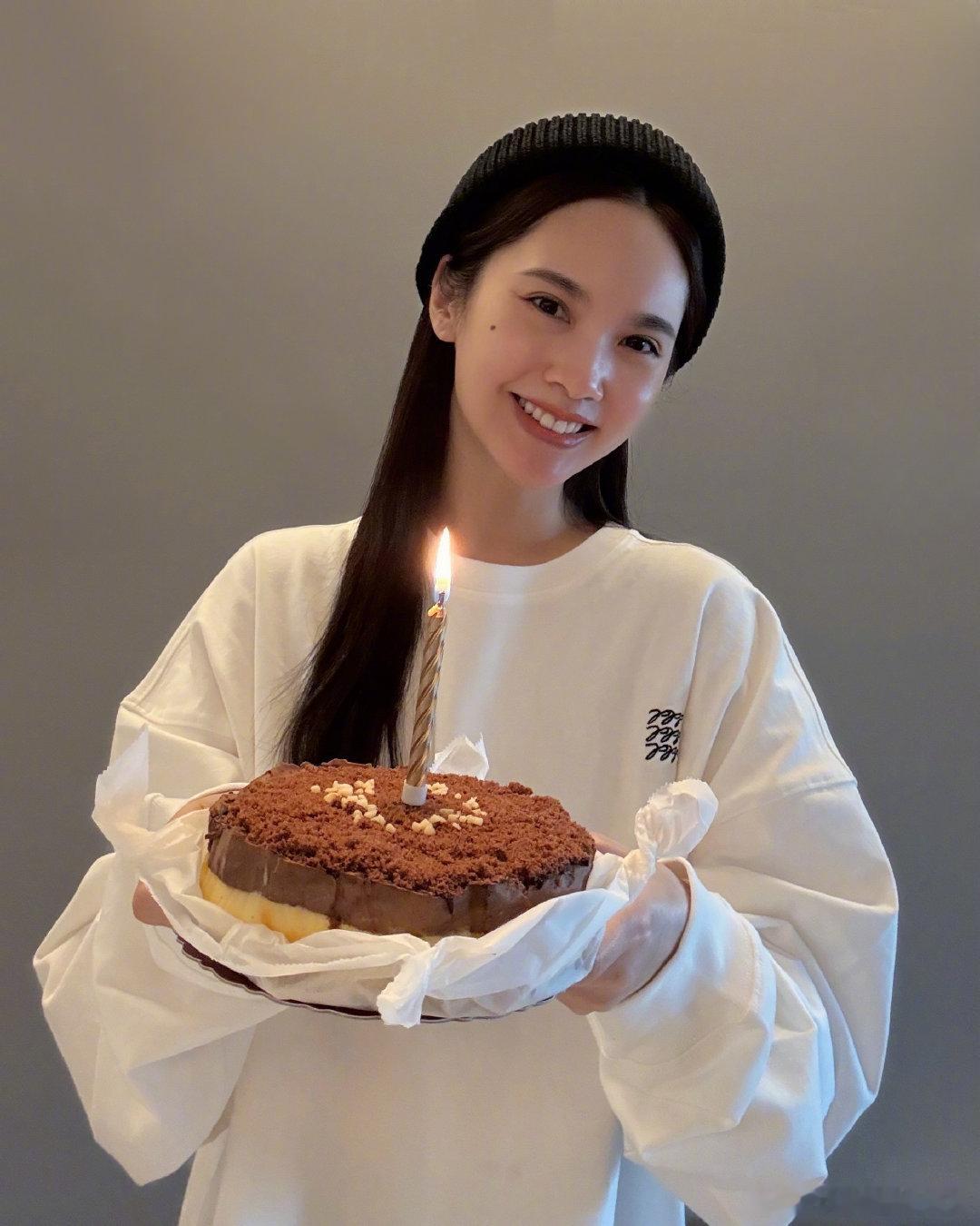 杨丞琳晒8个生日蛋糕  跟着杨丞琳过41岁生日！8个蛋糕的幸福暴击，姐姐的笑容就