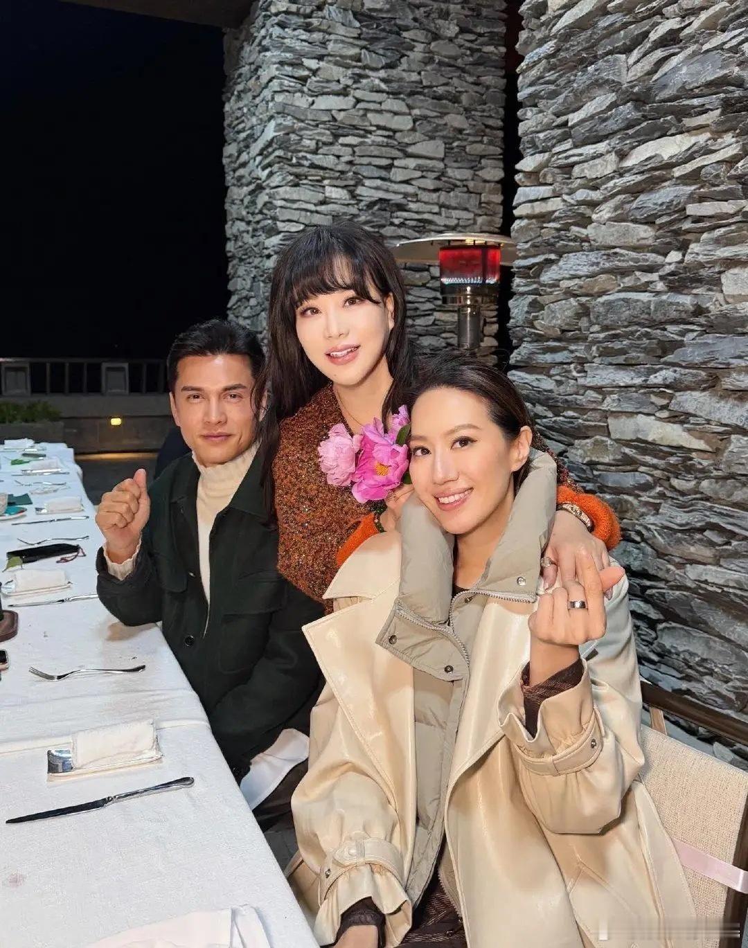 甄子丹老婆王诗诗迎来45岁生日，好闺蜜杨小娟携老公吕良伟到场祝贺。吕良伟保养得太