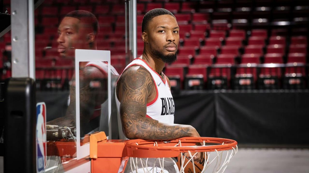 球场英姿飒，投篮技艺高。利拉德