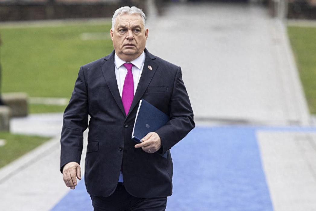 匈牙利总理欧尔班 24 日发文说：“四年前，俄乌战争爆发。四年毫无意义的杀戮，数