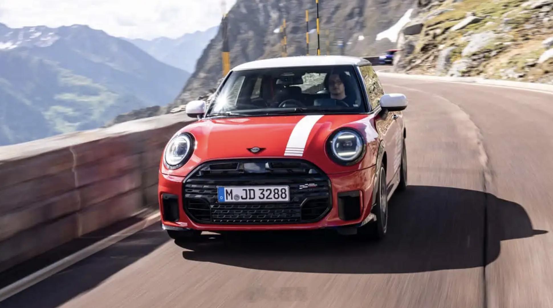 为纪念传奇车手 Timo Mäkinen 驾驶经典 Mini Cooper S=