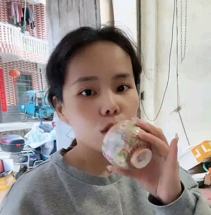 单亲妈妈直播养娃月入百万，这事儿听起来像天方夜谭，却真实上演着。像“错换人生”里