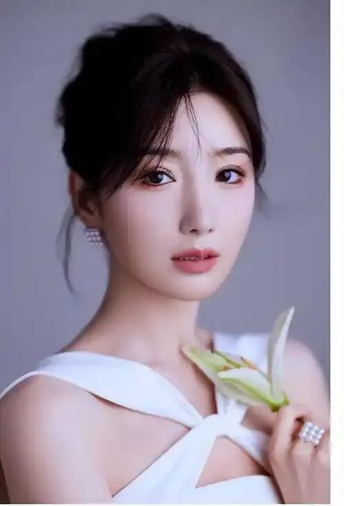 从“瑛贵人”到“顾佳闺蜜”，毛晓彤用13年时光，在娱乐圈默默耕耘，完成从默默无闻