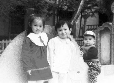 孙俪小时候可可爱爱，长大了美美哒。和关晓彤合影的她青春靓丽，和周迅合影的她很淡雅