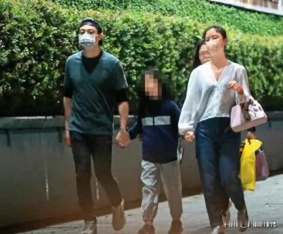根据台媒报道，有媒体记者拍到了林心如霍建华带女儿看电影的照片，散场后一家三口手牵