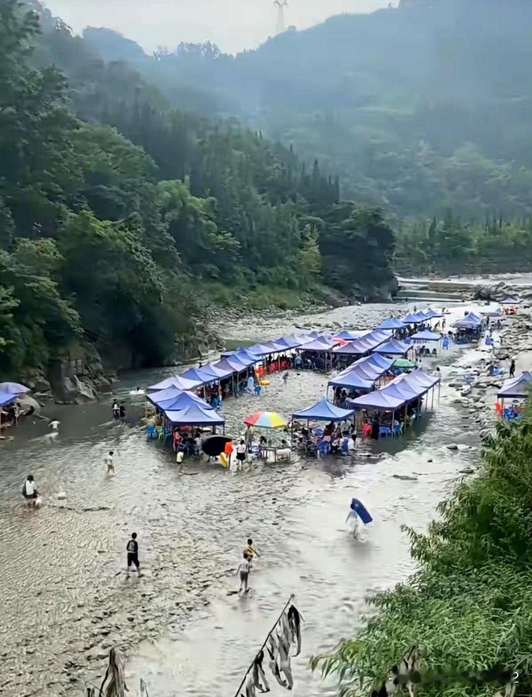 山洪来了跑肯定跑得赢，第一时间空手跑，啥也不要拿。但突发事件的时候总不可能那么完