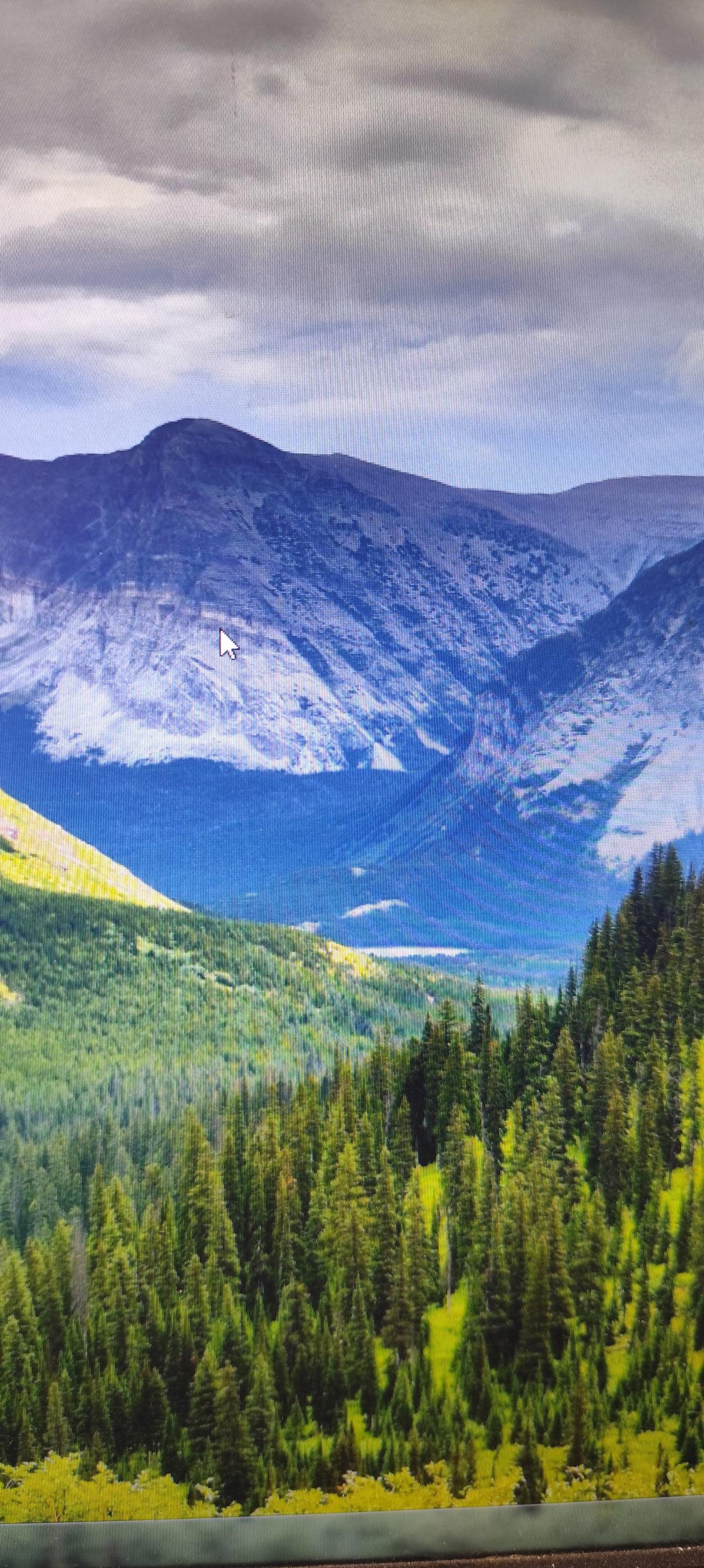 这张照片是我游玩时随手拍的，没想到竟这么美。

远处群山连绵，云雾缠绕在山腰，像