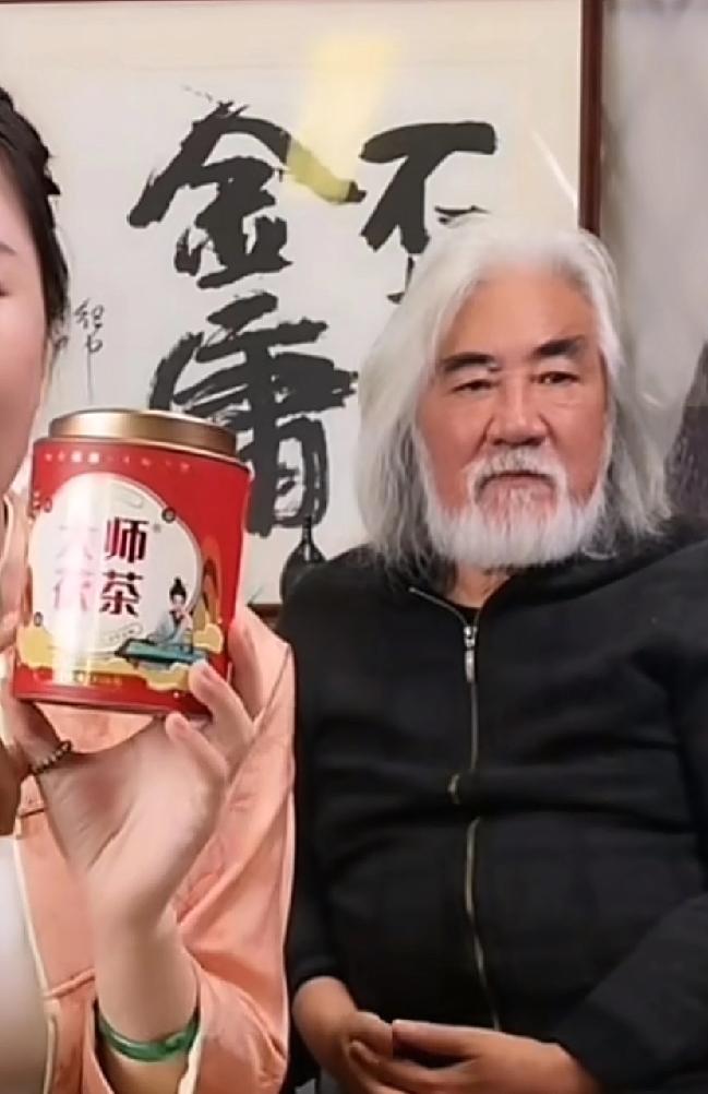 74岁张纪中彻底翻车？
直播间卖货遭嫌弃
当年的武侠大佬怎么成了笑话？
 
谁都