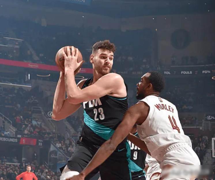 大爆冷！开拓者逆转骑士, 杨瀚森首节惊艳, 米切尔空砍33+5迎里程悲
那天晚上