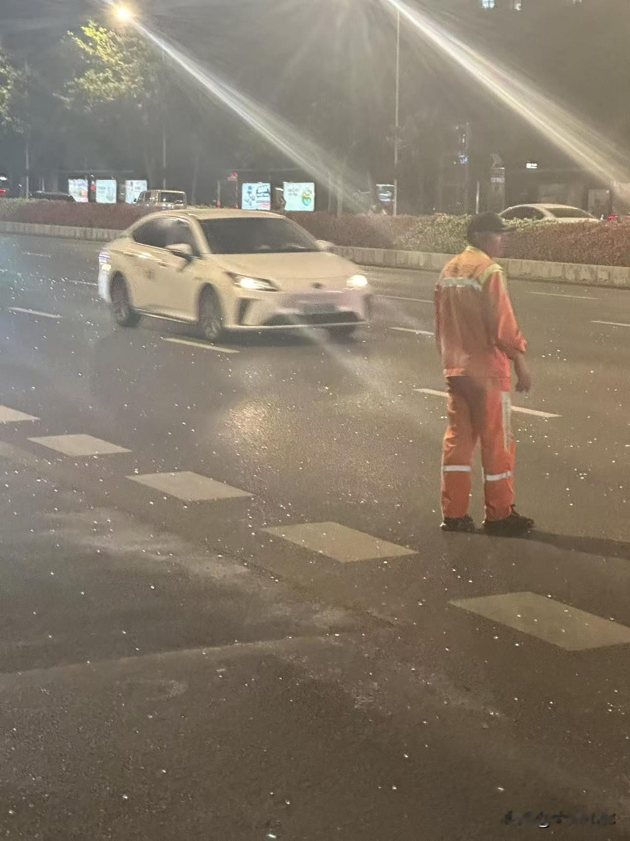 今晚大连中山路路面散落玻璃碎渣，疑似金座大厦高空坠物，暂无官方确认！
 
今天晚