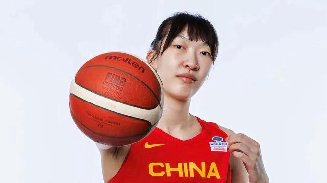 如果说是宫鲁鸣拯救了中国女篮，倒不如说是海归球员立下了汗马功劳！
实事求是吧！打