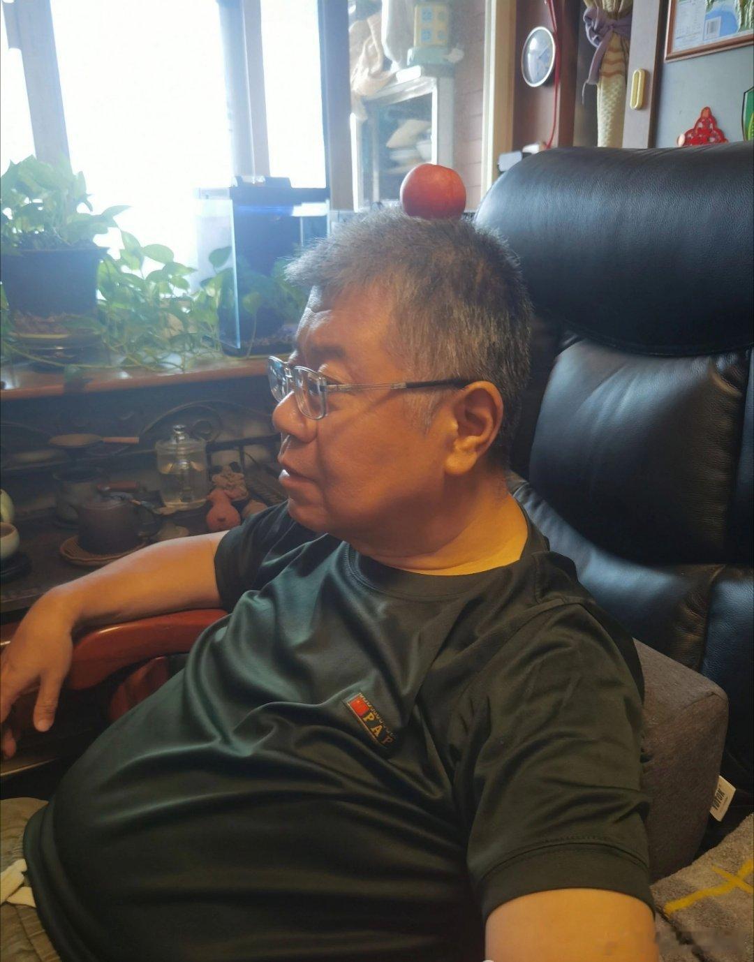 小可爱们雨天路滑注意安全 