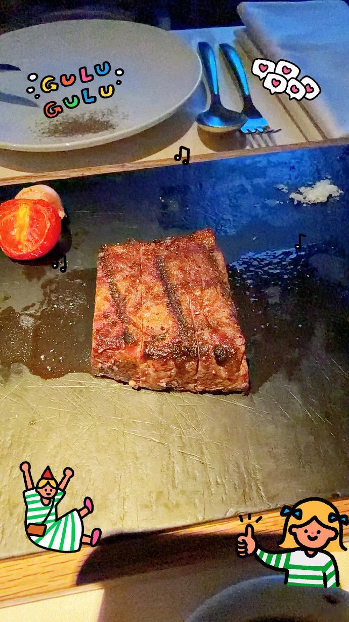 宋茜张佳宁约会打卡八仙和好友共度夏日光影时光，宋茜晒合照官宣和张佳宁打卡八仙，亲