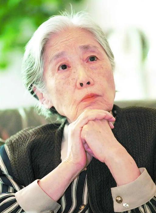 2006年，王光美因病去世。临终前，她突然向女儿刘亭抱拳作揖，虚弱地说：“女儿，
