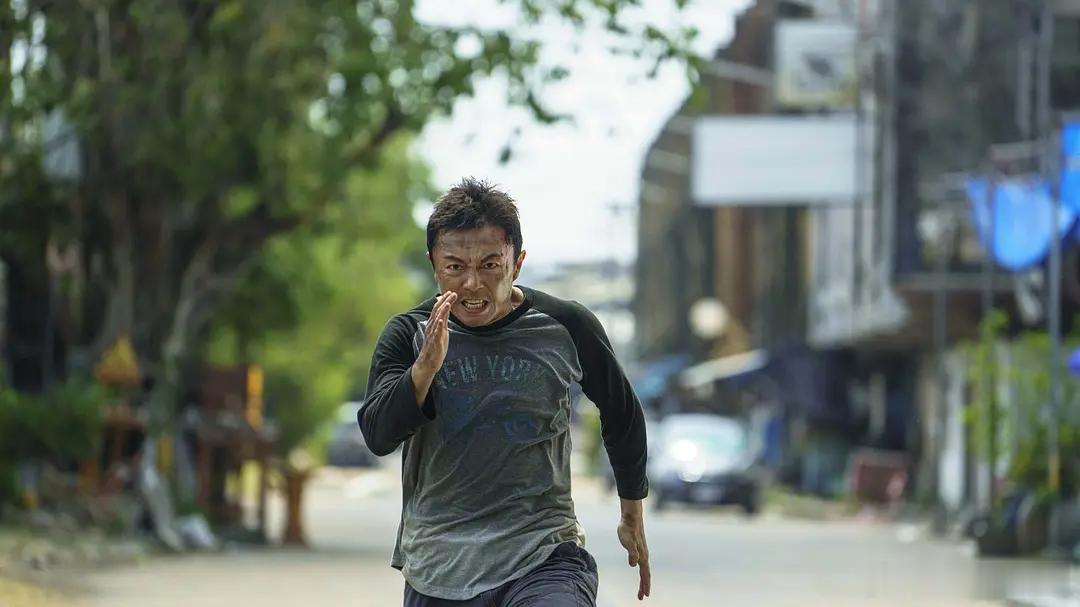《火遮眼》，看似一部国产武打片，实则是日本导演，八成的国外制作班底，但这也是为什