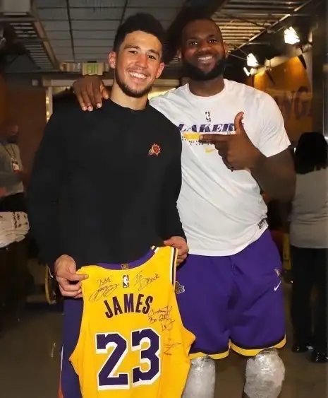 以赛亚-托马斯在一档节目中谈到了布克当年单场70分的表现：“我们那场比赛一直领先