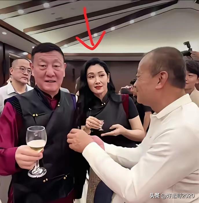 韩磊的“小娇妻”其其格长得真漂亮，今年42岁看起来还是那么年轻，她是蒙古人曾获得
