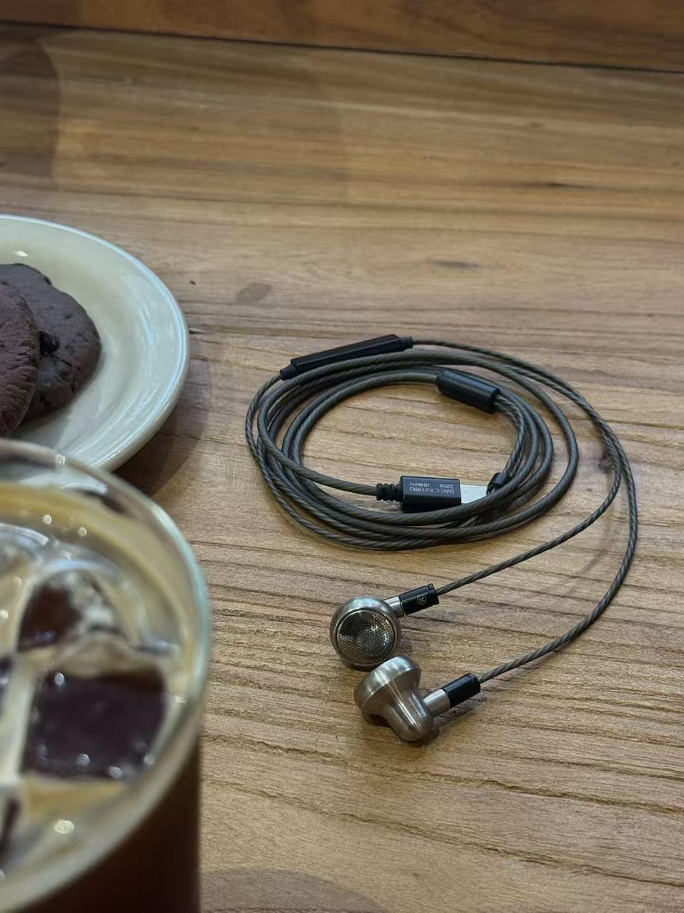 有线耳机，快节奏下的减速带🎧。在靠窗的位置坐下，点一杯美式，戴上耳机...
