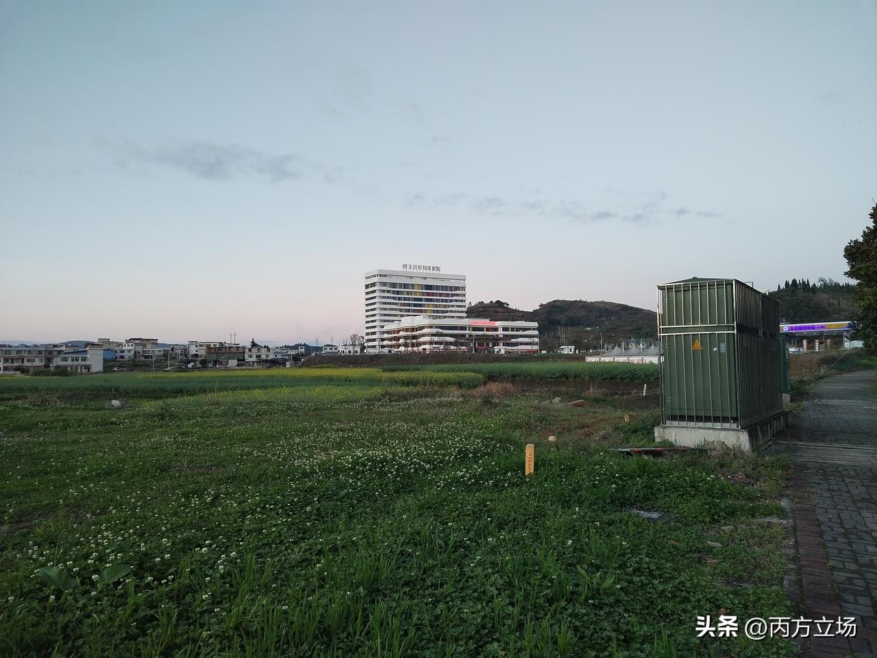 修文县妇幼保健院，这也太气派了吧！远远望去，我还以为是哪家大医院呢，走近一看才知