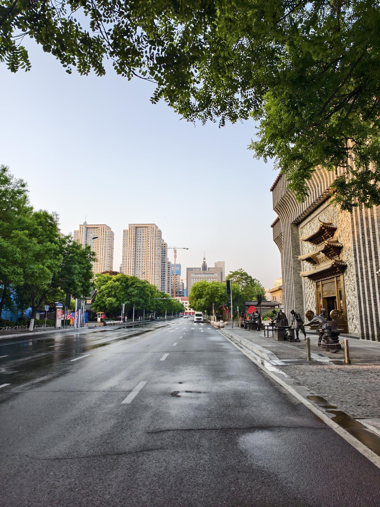 天津的城市依海河而建，街道大部分都不是正南正北、正东正西方向，但是老城厢的街道走