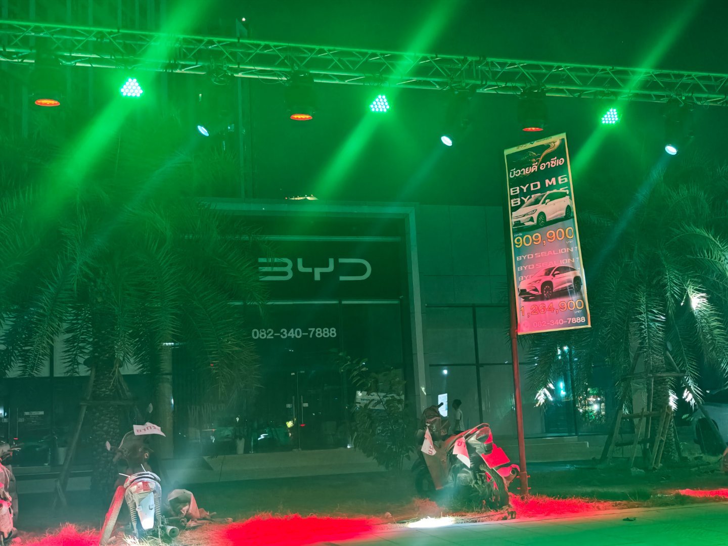 比亚迪在曼谷布的这个店，感觉挺闹市区的吧，周围很多夜市，隔壁就是曼谷bravo 