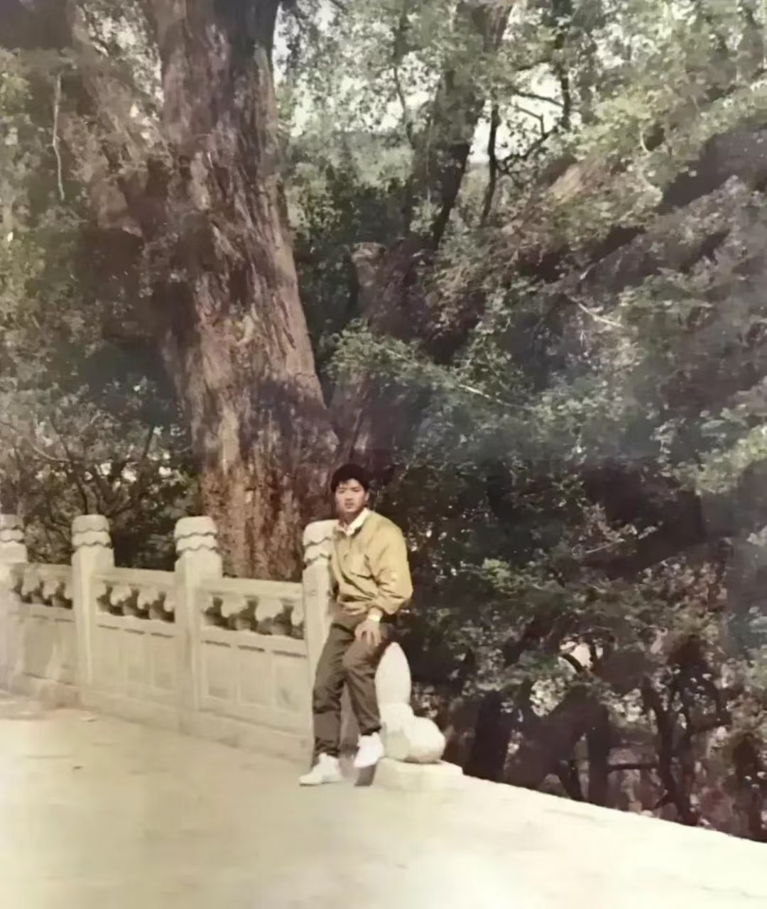 他们说，刘强东曾经坐过这个桥头，我不相信，愣是找出图片给我看，图片真的年代久远了