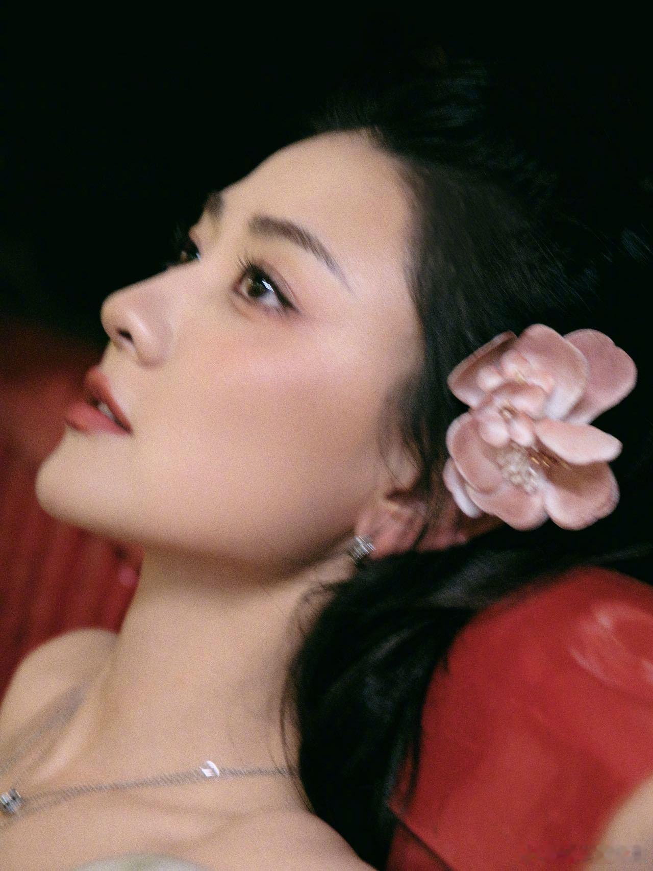 梁洁 花仙子  身着moniquelhuillier26SS现身爱奇艺尖叫之夜，