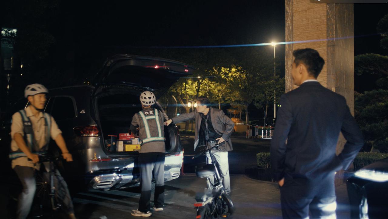 上周和朋友们酒局嗨完叫代驾，小哥很踟蹰，因为后备箱已经被杂物塞满了，他出于礼貌也