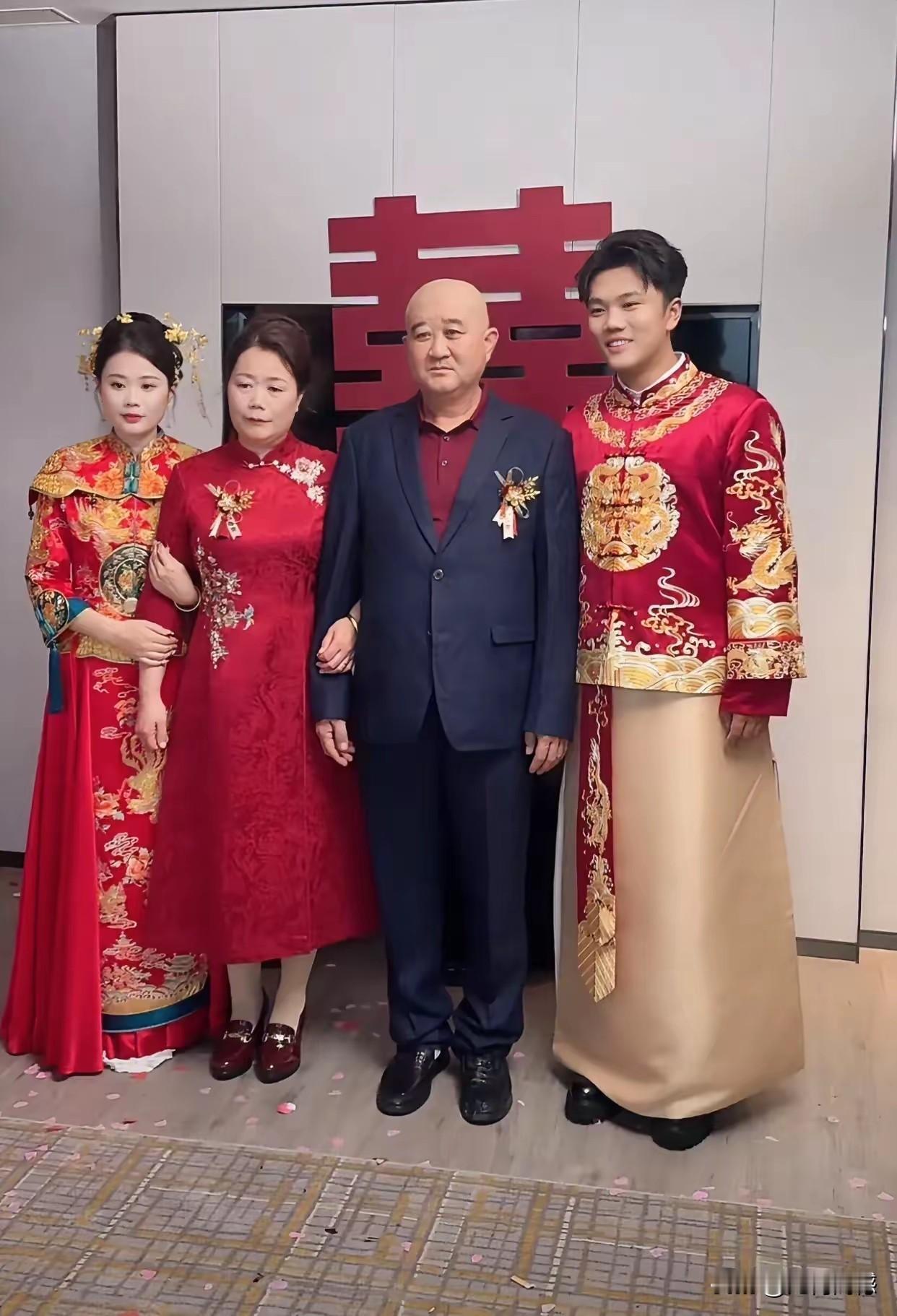 以前看过谢清帅找到失散多年父母的情况，这位这个小伙子感到高兴，被人贩子拐走25年