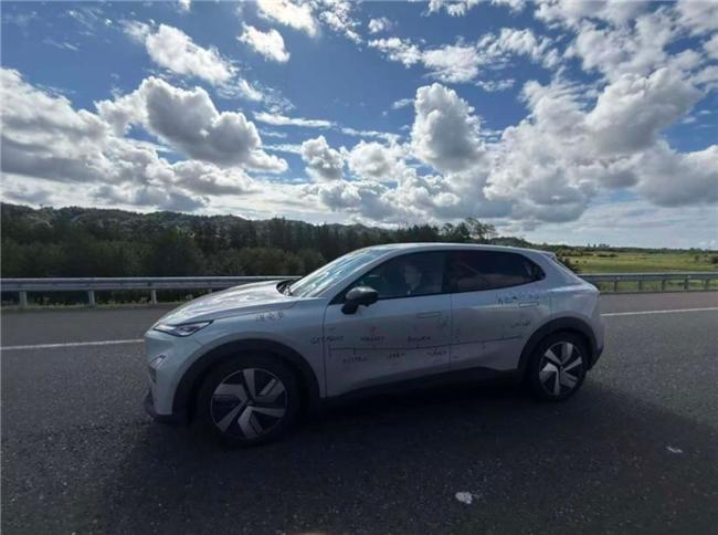 跨越万里的陪伴：一辆深蓝S05的归家故事
一对中外夫妻驾驶深蓝S05，用32天穿