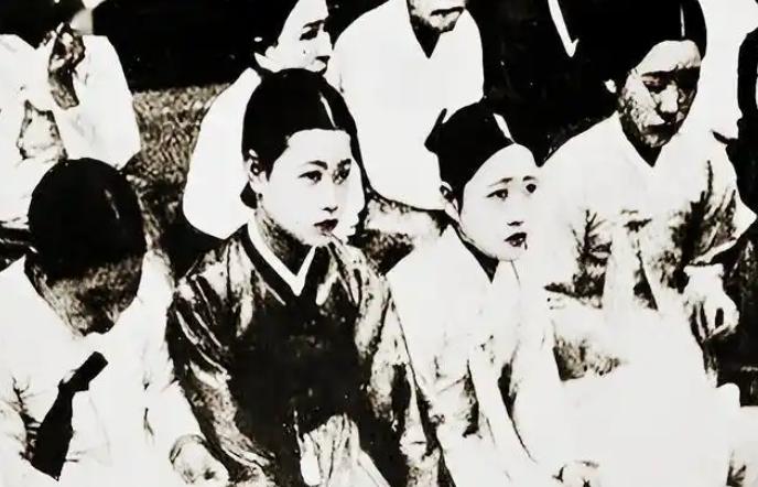 一位日本少女讲述：日本兵是两条腿的怪物，连自家人都不放过。

信源：13世纪日本