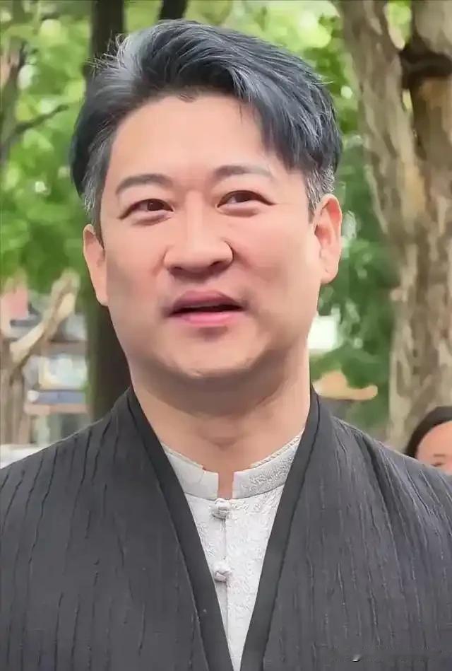 曹云金离开德云社这么多年了，自己也有自己的听云轩，有些人还拿当年离开德云社这件事